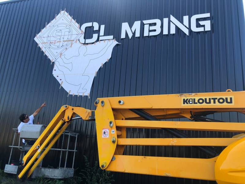 Mise en place d'une enseigne lumineuse à l'aide de plan de pose à Andernos-les-bains sur le Bassin d'Arcachon