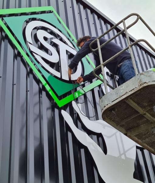 Travail sur nacelle pour la pose d'une enseigne lumineuse rétro-éclairée sur Andernos-les-bains