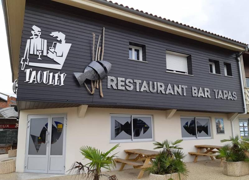 Création d'une enseigne lumineuse pour le Taouley à Piquey Cap Ferret