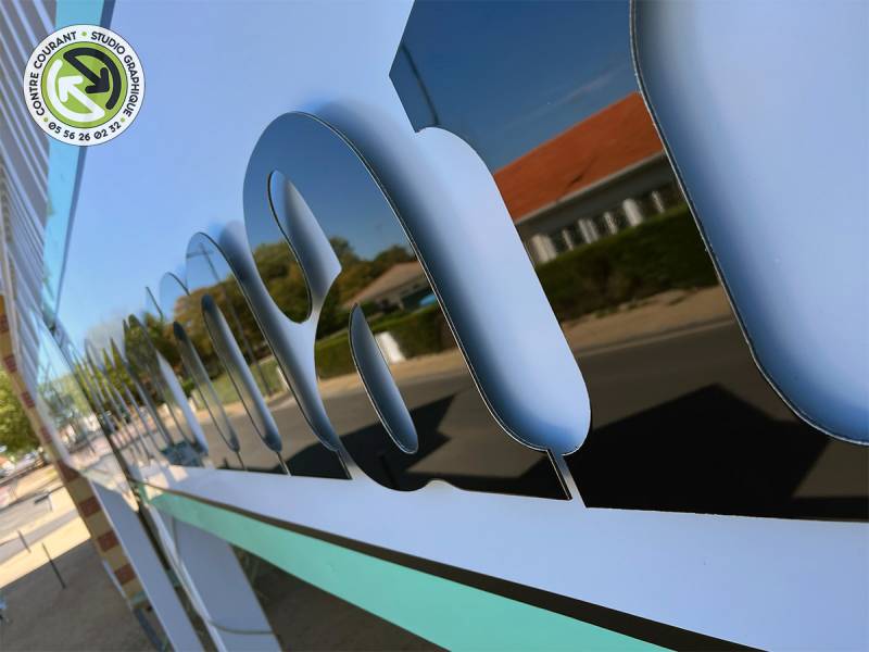 exemple d'enseigne en lettres découpées près de Bordeaux