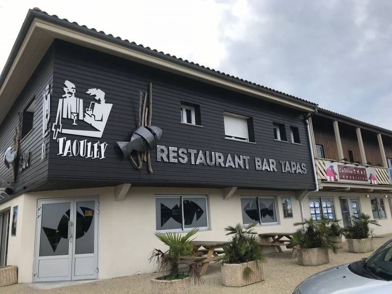 Création et pose d'une enseigne lumineuse sur-mesure led sur la presqu'ile du Cap-Ferret