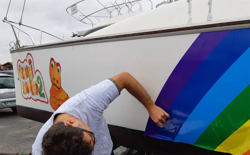 Application des stickers personnalisés sur la coque du bateau