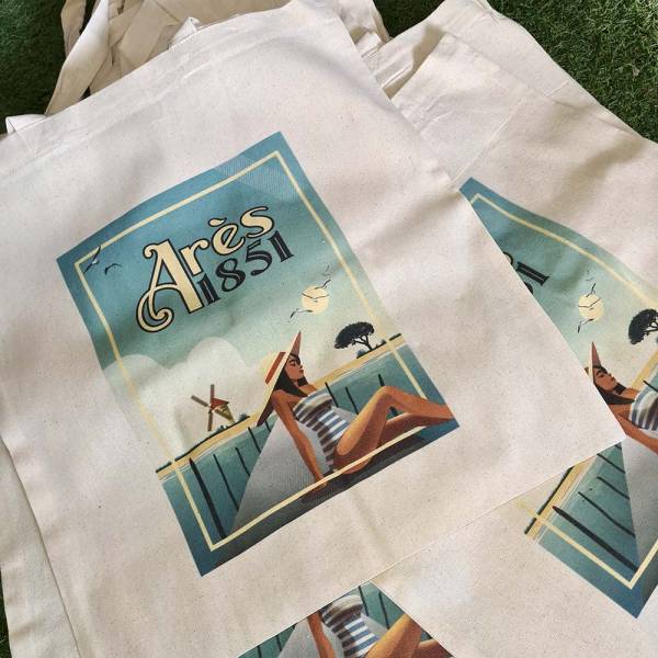 Tote bags imprimés avec l'illustration créée pour la ville d'Arès
