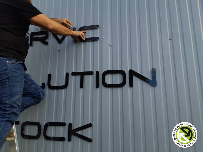 Mise en place de lettres découpées pour YESSS Electrique Andernos-les-bains