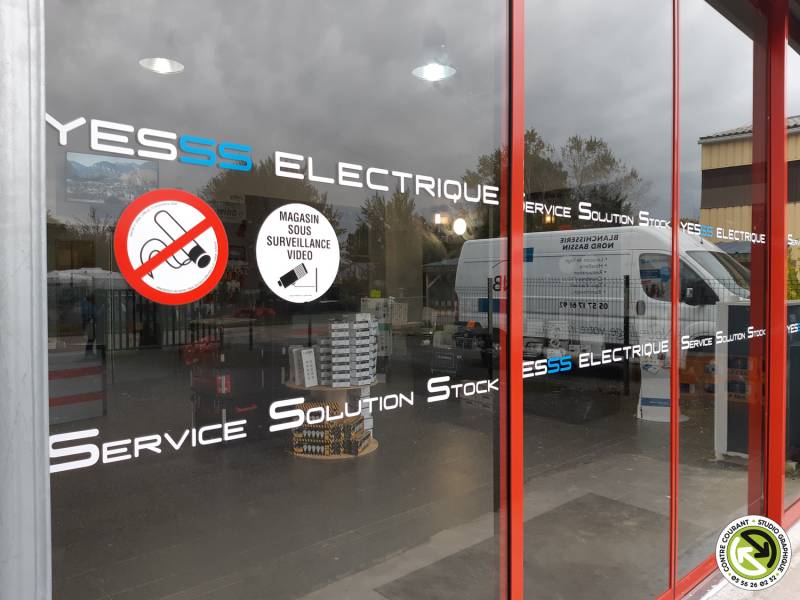 Mise aux normes des portes vitrées du magasin YESSS Electrique d'Andernos-les-bains